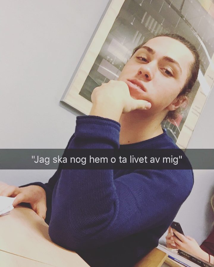Tomas poserar med handen under hakan